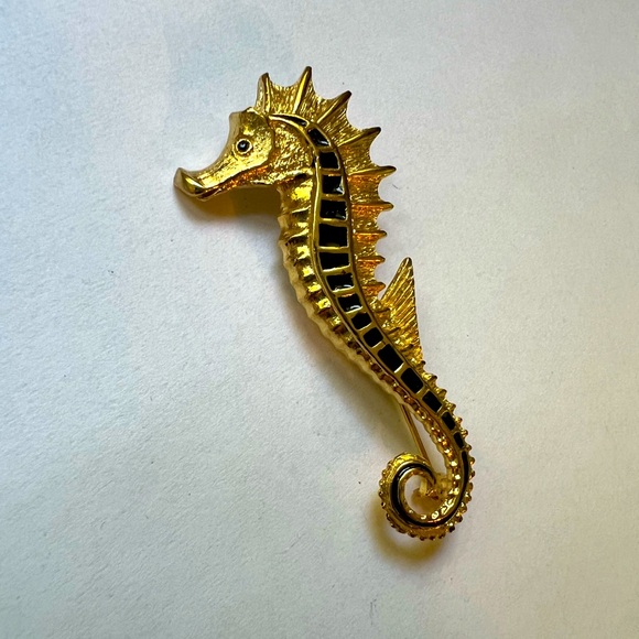 New View Jewelry - Gold & Black Seahorse Brooch